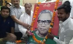 मुरादाबाद : समाजवादी पार्टी ज़िला अध्यक्ष हाजी इकराम क़ुरैशी व विधायक मुरादाबाद देहात के केम्प कार्यालय में डॉ राम मनोहर लोहिया जी की 50 वी पुण्य तिथि पर श्रद्धांजलि अर्पित की गई।