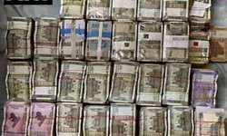 कर्नाटक: पूर्व उपमुख्यमंत्री के 30 ठिकानों पर छापेमारी, 4 करोड़ से अधिक की रकम बरामद कर्नाटक: पूर्व उपमुख्यमंत्री के 30 ठिकानों पर छापेमारी, 4 करोड़ से अधिक की रकम बरामद