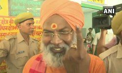 उन्नाव के बीजेपी सांसद प्रत्याशी साक्षी महाराज ने उन्नाव के एक मतदान केंद्र पर अपना वोट डाला।