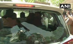 आसनसोल में बाबुल सुप्रियो की गाड़ी पर हमला, झड़प व हिंसा के बाद पुलिस का लाठीचार्ज आसनसोल में बाबुल सुप्रियो की गाड़ी पर हमला, झड़प व हिंसा के बाद पुलिस का लाठीचार्ज