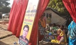 प्रधानमंत्री आज शहर में है न गरीबी नजर आएगी और न ही गंदगी। ऐसा नहीं है कि गरीबी कहीं चली गई, लेकिन गरीबों की झोंपड़ियों को छिपा दिया गया है ताकि प्रधानमंत्री की नजर उन पर न पड़े। इसी तरह गंदगी को छिप प्रधानमंत्री आज शहर में है न गरीबी नजर आएगी और न ही गंदगी। ऐसा नहीं है कि गरीबी कहीं चली गई, लेकिन गरीबों की झोंपड़ियों को छिपा दिया गया है ताकि प्रधानमंत्री की नजर उन पर न पड़े। इसी तरह गंदगी को छिप