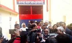 जिला जेल में प्रदर्शनकारी बन्दियों से मिला रामगोविंद चौधरी के नेतृत्व में समाजवादी पार्टी का प्रतिनिधिमंडल