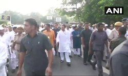 तेल की बढ़ती कीमतों के खिलाफ राहुल गांधी और अन्य विपक्षी नेताओं ने किया मार्च