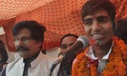 अवनीश यादव ने शपथ ग्रहण के बाद बोला ,केंद्र की मोदी व प्रदेश की यूपी सरकार से युवाओं का मोहभंग हो चुका है अवनीश यादव ने शपथ ग्रहण के बाद बोला ,केंद्र की मोदी व प्रदेश की यूपी सरकार से युवाओं का मोहभंग हो चुका है