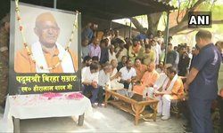 वाराणसी- मुख्यमंत्री योगी आदित्यनाथ पद्मश्री स्वर्गीय हीरालाल यादव के परिवार से मिले , जिनका 12 मई को निधन हो गया था।