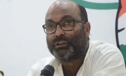 कांग्रेस का अखिलेश पर हमला, कहा- जनता के साथ खड़े होने के वक्त ट्विटर पर हैं व्यस्त कांग्रेस का अखिलेश पर हमला, कहा- जनता के साथ खड़े होने के वक्त ट्विटर पर हैं व्यस्त