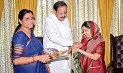 विदेश मंत्री सुषमा स्वराज ने उपराष्ट्रपति एम वेंकैया नायडू को बांधी राखी। विदेश मंत्री सुषमा स्वराज ने उपराष्ट्रपति एम वेंकैया नायडू को बांधी राखी।