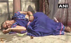 दिल्लीः निर्भया के दोषी अक्षय की पत्नी पुनीता देवी पटियाला हाउस कोर्ट के आगे हुईं बेहोश। दिल्लीः निर्भया के दोषी अक्षय की पत्नी पुनीता देवी पटियाला हाउस कोर्ट के आगे हुईं बेहोश।