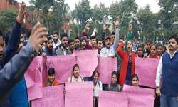 जेएनयू में हिंसा के विरोध में सड़क पर उतरे छात्र, जगह-जगह प्रदर्शन