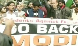 गो बैक मोदी के पोस्टर लेकर सड़क पर निकले स्टूडेंट्स फेडरेशन ऑफ इंडिया (SFI) के छात्र गो बैक मोदी के पोस्टर लेकर सड़क पर निकले स्टूडेंट्स फेडरेशन ऑफ इंडिया (SFI) के छात्र