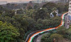 71वें गणतंत्र दिवस के मौके पर आईआईटी मुंबई के छात्रों ने शनिवार को तिरंगा मार्च निकाला. इस मौके पर छात्र तिरंगा लेकर रैली की शक्ल में निकले और लंबी यात्रा तय की.