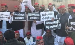 बजट सत्र से पहले समाजवादी पार्टी के विधायक धरने पर