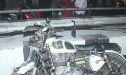 लोहिया पथ पर भीषण हादसा, कार की टक्कर से ओवर ब्रिज से नीचे गिरा बाइक सवार लोहिया पथ पर भीषण हादसा, कार की टक्कर से ओवर ब्रिज से नीचे गिरा बाइक सवार