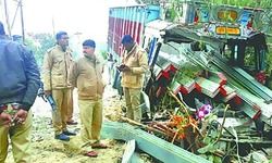 ट्रक की बॉडी चीरकर आगे निकल गए एंगल, चालक-खलासी की मौत