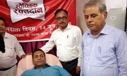 सुल्तानपुर: रक्तदान दिवस पर पँहुचे डीएम विवेक ने किया रक्त दान , संस्थाओं को किया सम्मानित एसडीएम सदर जेपी सिंह सूचनाधिकारी आरबी सिंह मौजूद 24 सीआईएसएफ के जवानों के रक्त दान करने की संभावना