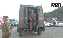 CRPF पोस्ट पर फायरिंग के बाद एक आतंकी ढेर, सुरक्षाबलों ने 3 को घेरा CRPF पोस्ट पर फायरिंग के बाद एक आतंकी ढेर, सुरक्षाबलों ने 3 को घेरा