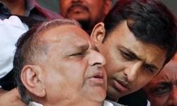 होली मनाने सैफई पहुंचे मुलायम और अखिलेश, शिवपाल-रामगोपाल भी दिखेंगे साथ होली मनाने सैफई पहुंचे मुलायम और अखिलेश, शिवपाल-रामगोपाल भी दिखेंगे साथ