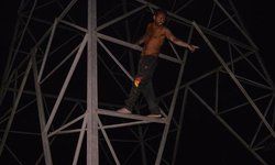 हरदोई : सांसद के यहां काम करने पर दिहाड़ी न मिलने से नाराज़ हाईटेंशन लाइन के पोल पर चढ़ा युवक, सांसद के पीए ने दिए बकाया, तब उतरा