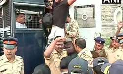 मुंबई में गेटवे ऑफ इंडिया से प्रदर्शनकारियों को हटा आजाद मैदान भेजा गया मुंबई में गेटवे ऑफ इंडिया से प्रदर्शनकारियों को हटा आजाद मैदान भेजा गया