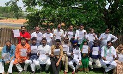 ज्योतिरादित्य सिंधिया के पार्टी से इस्तीफा देने के बाद मध्यप्रदेश के 19 कांग्रेस विधायकों, जिनमें एक बेंगलुरु रिसॉर्ट में हैं, ने विधानसभा से इस्तीफा दे दिया है।