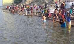 अमेठी और रायबरेली में तड़के से घाटों पर उमड़ें श्रद्धालु, लगाई आस्‍था की डुबकी