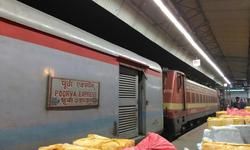 दिल्ली से हावड़ा वाली पूर्वा एक्सप्रेस में हूँ। दिल्ली से हावड़ा वाली पूर्वा एक्सप्रेस में हूँ।