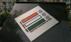 दो होटलों में छापेमारी, कांग्रेस-जेडीएस नेताओं के कमरे से मिले सोने के बर्तन