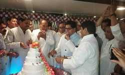 इटावा: प्रो. रामगोपाल यादव का जन्मदिन आज, प्रोफेसर रामगोपाल यादव ने काटा केक। शिवपाल ने केक खिला कर बधाई दी