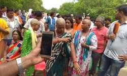 महिला शिक्षामित्रों ने बाल मुंडवाकर सरकार के खिलाफ किया प्रदर्शन महिला शिक्षामित्रों ने बाल मुंडवाकर सरकार के खिलाफ किया प्रदर्शन