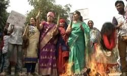 पद्मावती फिल्म के विरोध में बेलन लेकर उतरीं महिलाएं पद्मावती फिल्म के विरोध में बेलन लेकर उतरीं महिलाएं