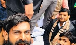 CAA और NRC को लेकर प्रसपा का प्रदर्शन, प्रसपा के कार्यकर्ताओं क हंगामा जारी,  प्रदर्शन में शिवपाल यादव भी मौजूद, जमीन पर बैठकर प्रदर्शन कर रहे शिवपाल।