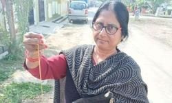 बहादुर महिला के आगे पस्‍त हुए चेन लुटेरे, घ‍िरता देख बाइक छोड़कर भागे