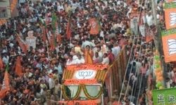 गोरखपुर की सड़कों पर भाजपा समर्थकों का रेला