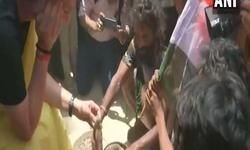 प्रियंका गांधी के नए- नए रंग, संपेरों के बीच पहुंच उठाया आनंद, देखें VIDEO