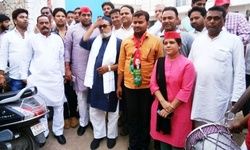 गोरखपुर व फूलपुर जीत पर इटावा में गोपाल यादव व पूजा यादव ने बांटी मिठाई