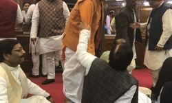 लखनऊ : सुरेन्द्र नाथ सिंह, बलिया से बीजेपी विधायक ने आज सपा विधायक महबूब अली से आशीर्वाद ले रहे, सपा को दिन रात कोसने वालो का आज ऐसी क्या जरूरत पड़ी की महबूब अली ने गले लगाया