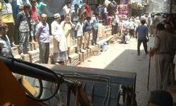 वाराणसी : अतिक्रमण अभियान के विरोध में दालमंडी में दुकाने बन्द,  बुलडोज़र के आने से अतिक्रमण कारियों में हड़कंप, विरोध की संभावना देखते हुए भारी पुलिस बल मौके पर मौजूद