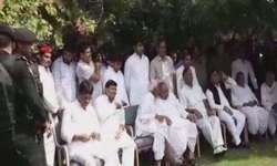 आज एकजुट दिखा पूरा यादव परिवार, मुलायम-रामगोपाल के बीच हुई गुप्त मंत्रणा आज एकजुट दिखा पूरा यादव परिवार, मुलायम-रामगोपाल के बीच हुई गुप्त मंत्रणा