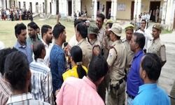 बिजनौर- दरोगा ने बीजेपी के बूथ अध्यक्ष को मारा थप्पड़, माफी मांगी तब जाकर मामला शांत हुआ बिजनौर- दरोगा ने बीजेपी के बूथ अध्यक्ष को मारा थप्पड़, माफी मांगी तब जाकर मामला शांत हुआ