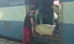 दिल्ली से मास्क, सैनिटाइज़र और दवाइयां लेकर एक स्पेशल ट्रेन जम्मू रेलवे स्टेशन पहुंची। रेलवे के एक अधिकारी ने बताया कि यह ट्रेन रास्ते में पानीपत, अंबाला, लुधियाना और पठानकोट में आवश्यक वस्तुओं