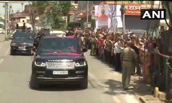 वाराणसी: प्रधानमंत्री नरेंद्र मोदी ने काशी विश्वनाथ मंदिर जाते समय लोगों से मुलाकात की।