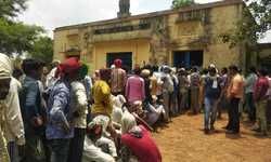 मीरजापुर। यूरिया खाद के लिए किसानों की उमड़ी भीड़ कोरोना काल मे शोसल डिस्टेंसीग के नियमो की उड़ी धज्जियां। लालगंज थाना क्षेत्र के पथरौर सहकारी समिति का यह दृश्य प्रशासन बना मौन। मीरजापुर। यूरिया खाद के लिए किसानों की उमड़ी भीड़ कोरोना काल मे शोसल डिस्टेंसीग के नियमो की उड़ी धज्जियां। लालगंज थाना क्षेत्र के पथरौर सहकारी समिति का यह दृश्य प्रशासन बना मौन।