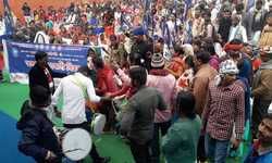 मायावती के 64वें जन्मदिन पर बीएसपी कार्यकर्ताओं ने काटा 64 किलो का केक