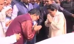 बसपा के धुर विरोधी रामगोविंद चौधरी ने मायावती का ऐसे किया अभिवादन तो लगा ......... बसपा के धुर विरोधी रामगोविंद चौधरी ने मायावती का ऐसे किया अभिवादन तो लगा .........