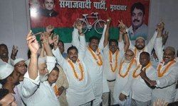 सपाइयों ने लगातार दूसरे दिन भी मनाया जश्न,मिठाई बांटी