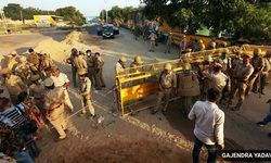 नेता सब अवसरवादी हैं, सब अपने वोट बैंक के आधार पर आते जाते हैं नेता सब अवसरवादी हैं, सब अपने वोट बैंक के आधार पर आते जाते हैं