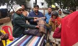 ठंड से सिकुड़ रहे जरूरतमंद लोगों को कंबल वितरित किया गया