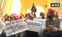 लखनऊ: उन्नाव गैंग रेप : -समाजवादी पार्टी के कार्यकर्ता हजरतगंज में महात्मा गांधी की प्रतिमा के सामने विरोध प्रदर्शन कर रहे हैं, भाजपा के विधायक कुलदीप सिंह सेंगर की गिरफ्तारी की मांग लखनऊ: उन्नाव गैंग रेप : -समाजवादी पार्टी के कार्यकर्ता हजरतगंज में महात्मा गांधी की प्रतिमा के सामने विरोध प्रदर्शन कर रहे हैं, भाजपा के विधायक कुलदीप सिंह सेंगर की गिरफ्तारी की मांग