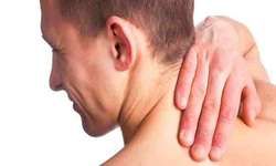 सारा दिन मोबाइल पर हो रहा खर्च, टेढ़ी हो रही रीढ़ की हड्डी सारा दिन मोबाइल पर हो रहा खर्च, टेढ़ी हो रही रीढ़ की हड्डी