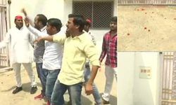 योगी के मंत्री के घर बरसे टमाटर और अंडे, सपाइयों ने दिया दारू का जवाब योगी के मंत्री के घर बरसे टमाटर और अंडे, सपाइयों ने दिया दारू का जवाब